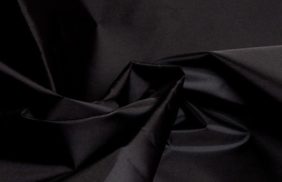 ткань курточная таффета 190t, wr/pu silver, 65гр/м2, 100пэ, 150см, черный/s580, (рул 100м) tpx054 купить в Калининграде.